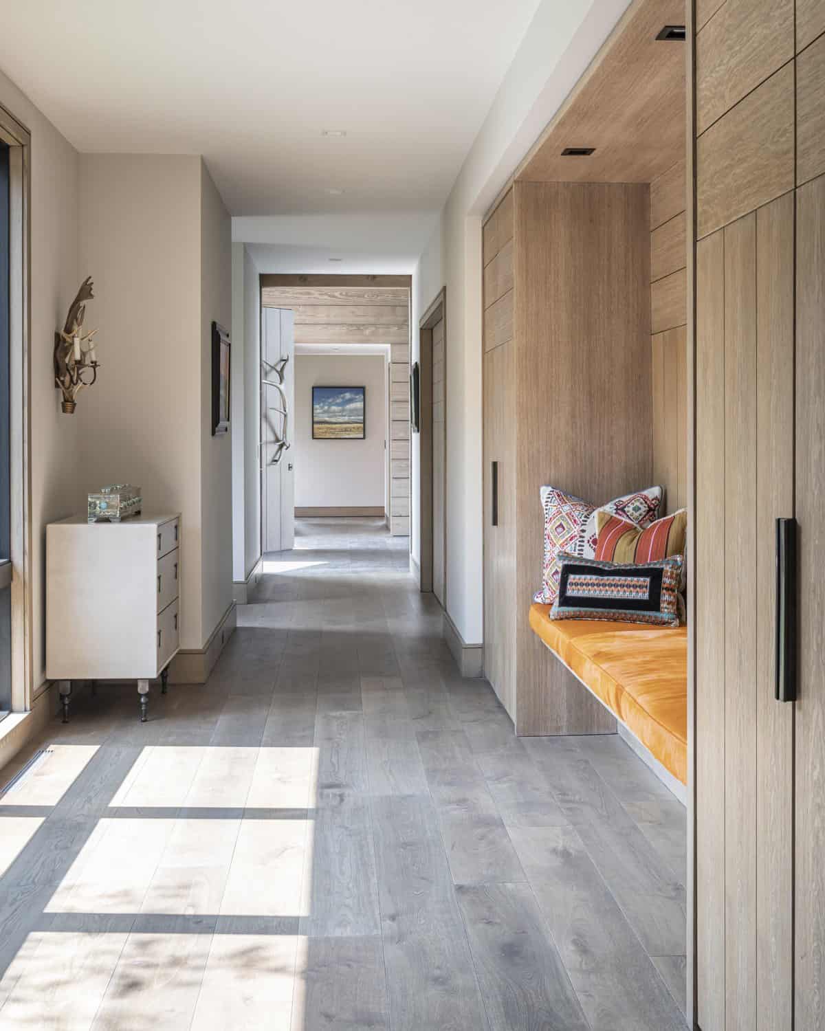 mountain-modern-hallway-with-built-in-seat
