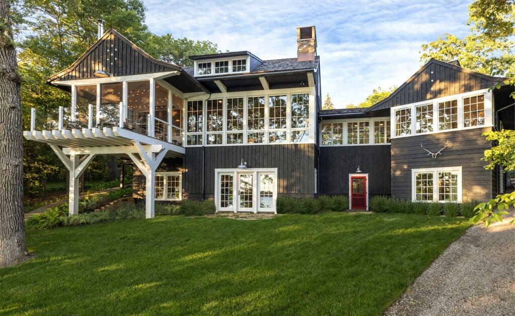 scandinavian-lake-cottage-exterior