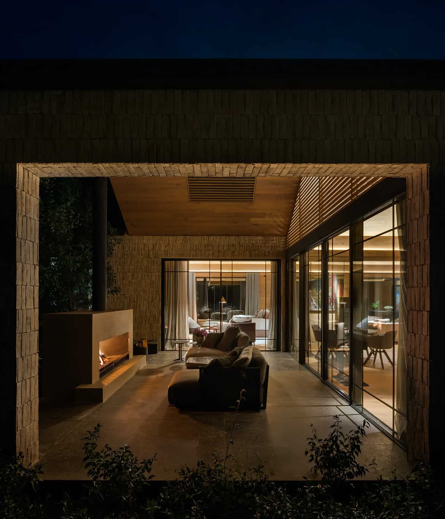 warm-elegant-contemporary-patio