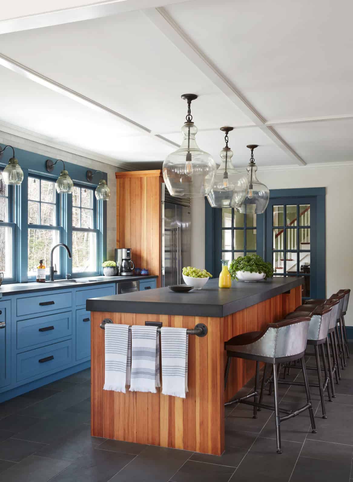 inviting-farmhouse-kitchen-with-blue-cabinets