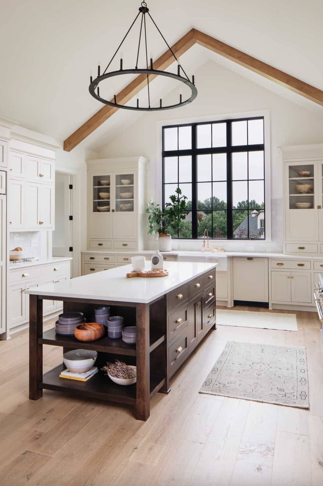 farmhouse-kitchen-with-vaulted-ceiling