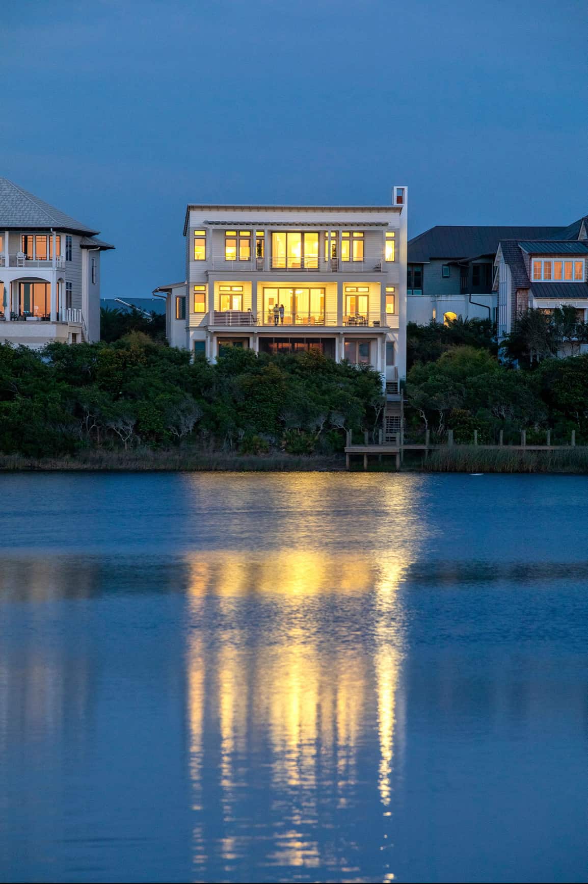 contemporary-beach-house-exterior-at-dusk