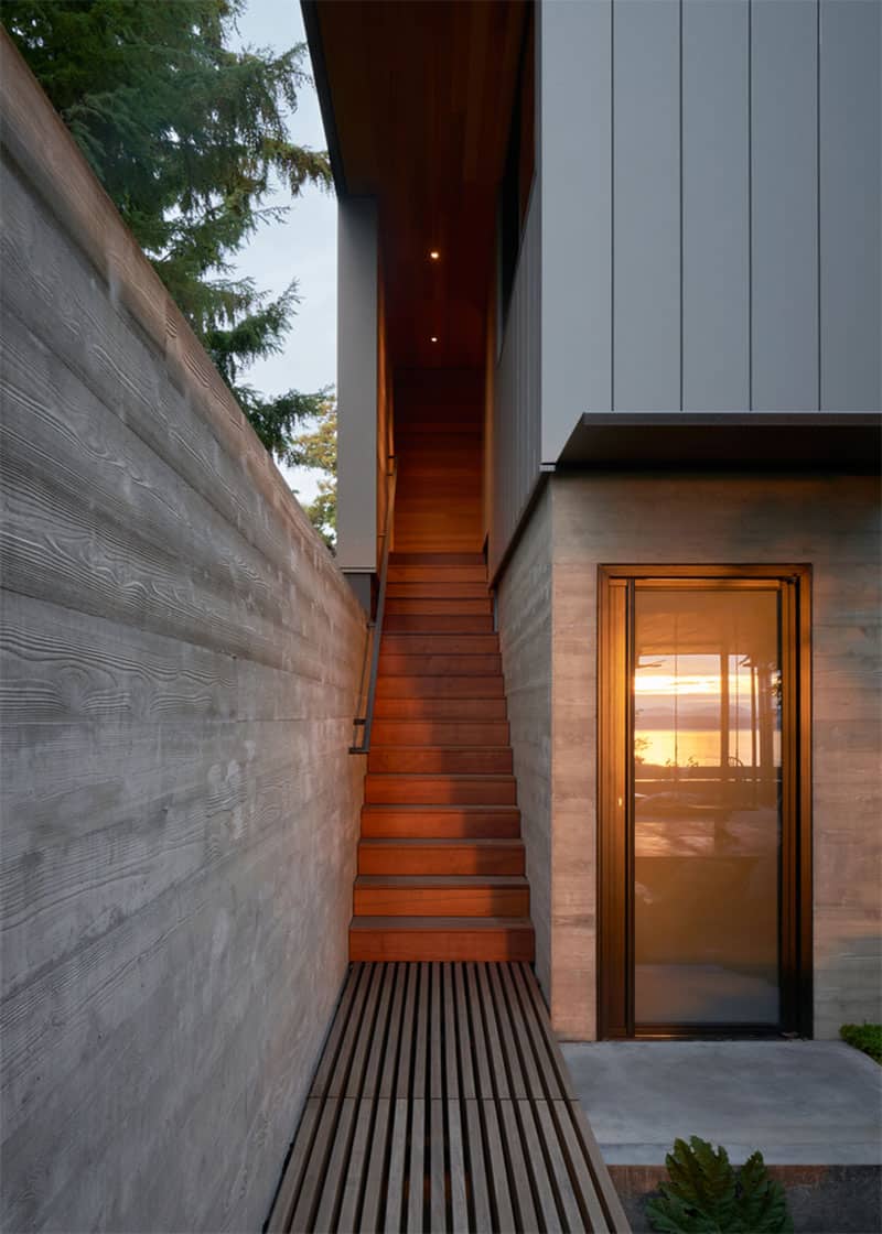 contemporary-hillside-home-staircase-entry