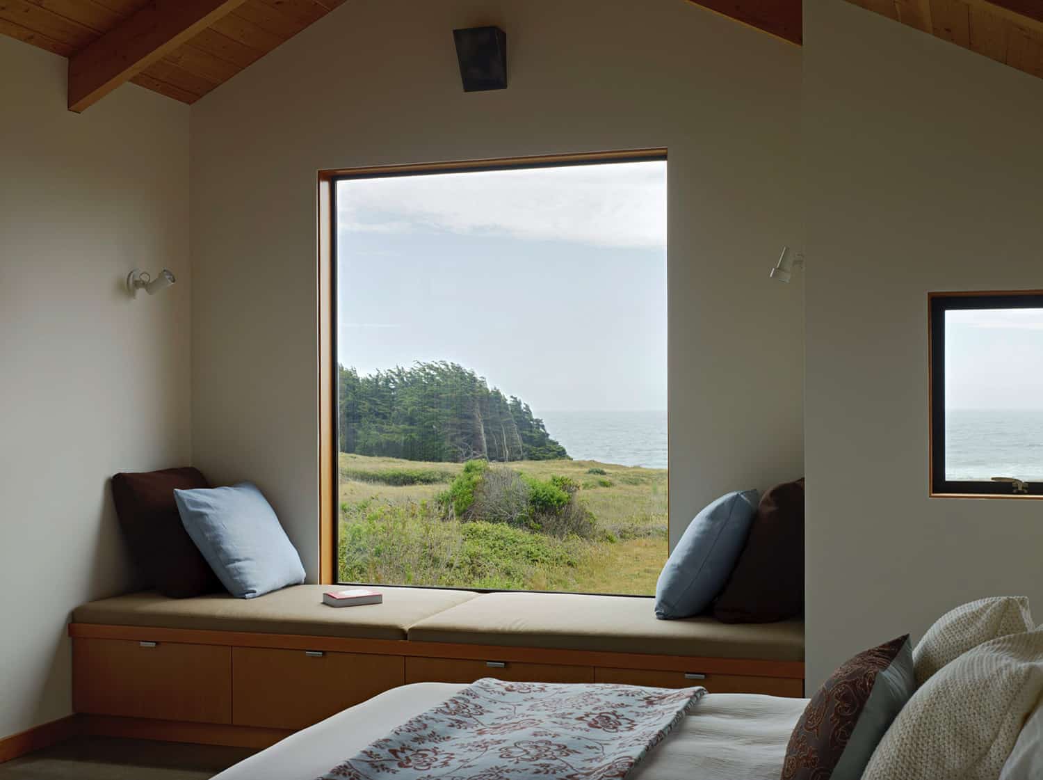 bedroom-window-seat-with-a-view