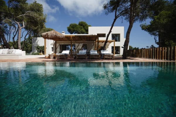 featured posts image for A cool bioclimatic house captures the tranquility of the Mediterranean Sea