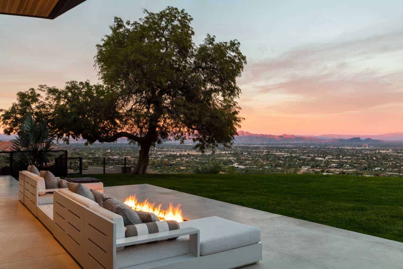 contemporary-arizona-desert-house-patio-with-a-fire-pit-at-dusk