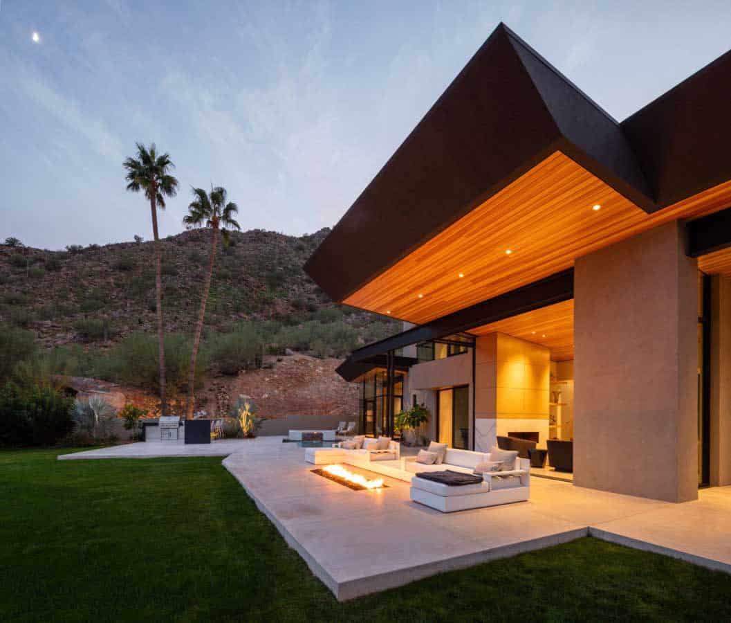 contemporary-arizona-desert-house-patio-with-a-fire-pit-at-dusk