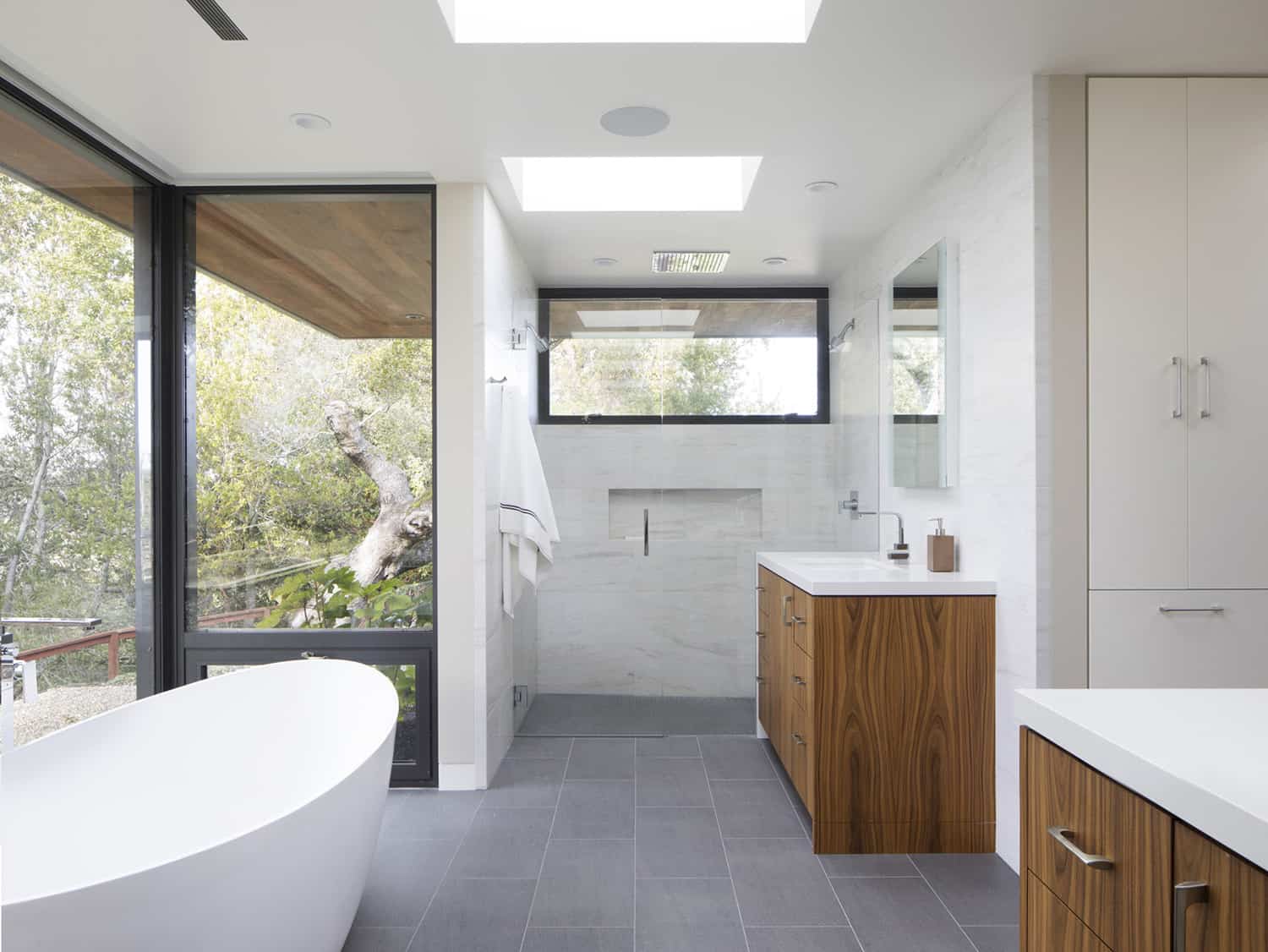 modern-bathroom-with-a-freestanding-tub