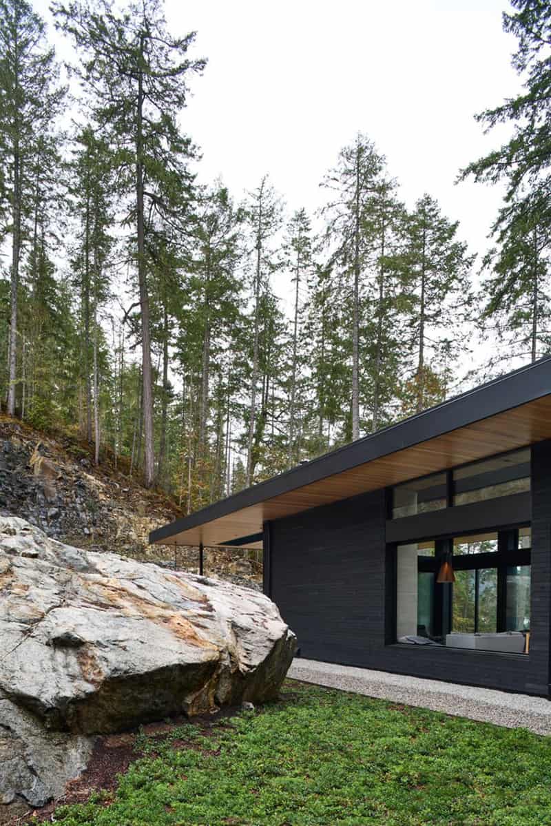 modern-lake-house-retreat-exterior-british-columbia