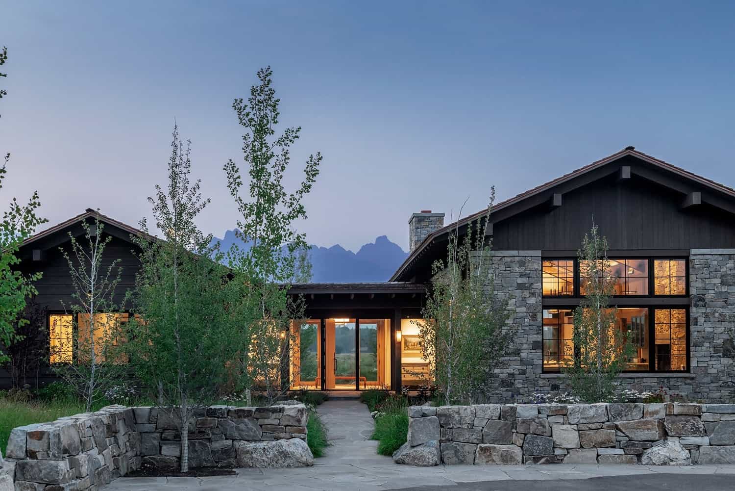 mountain-modern-home-exterior-at-dusk