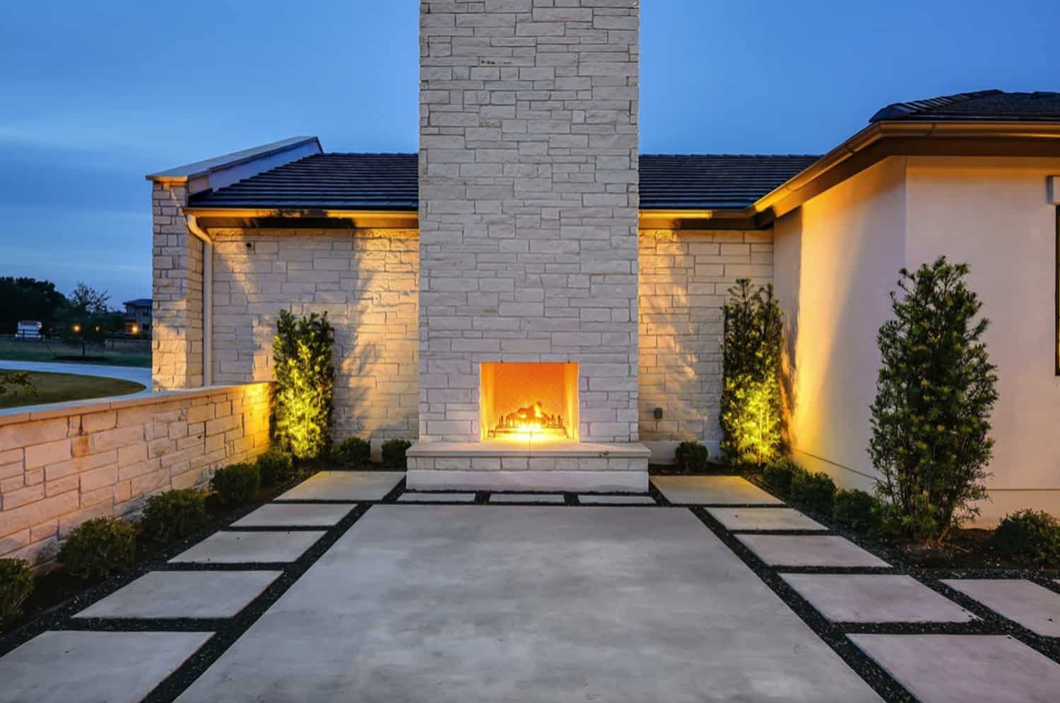 contemporary-home-courtyard-with-a-fireplace