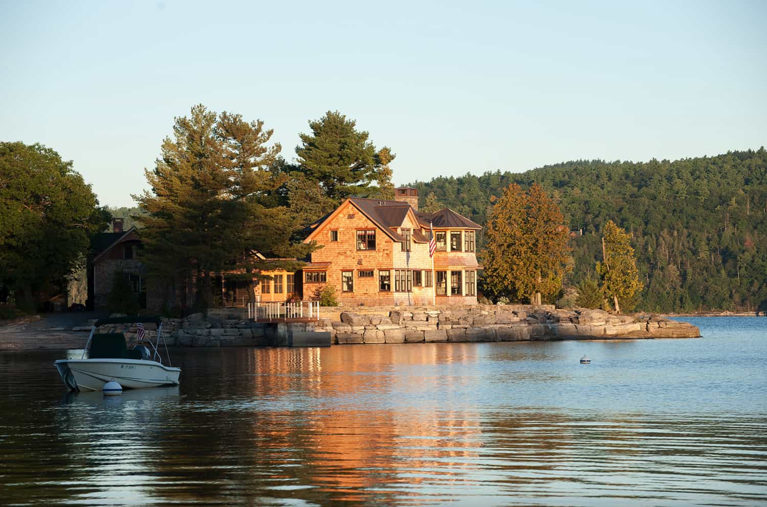 camp-style-lake-home-exterior