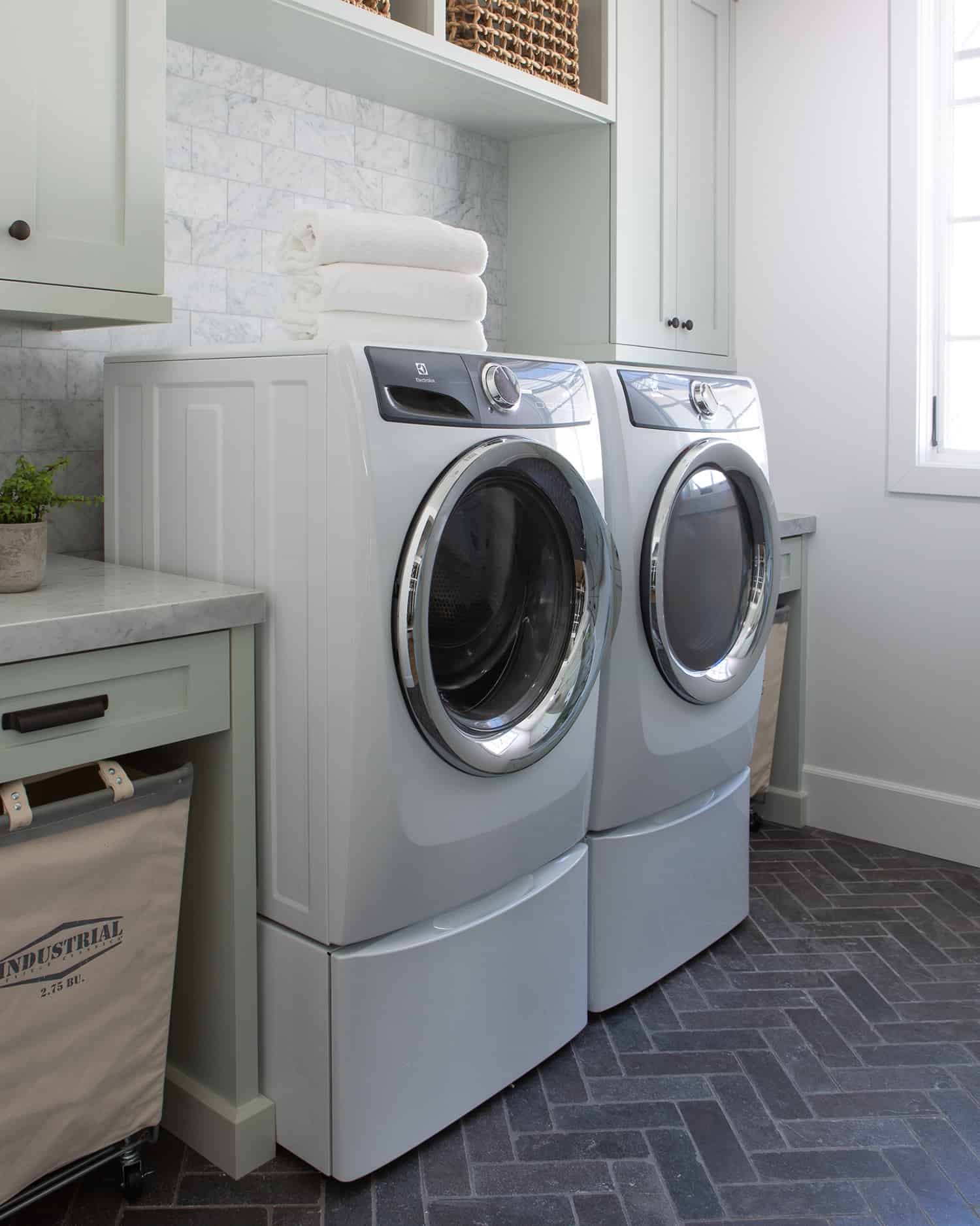 contemporary-laundry-room