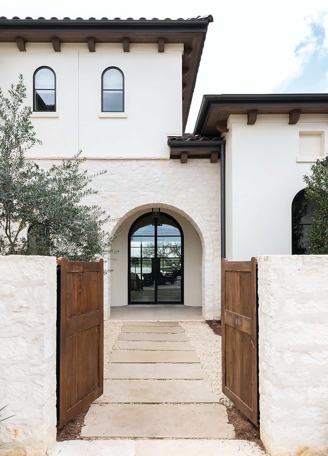 contemporary-texas-lake-house-exterior