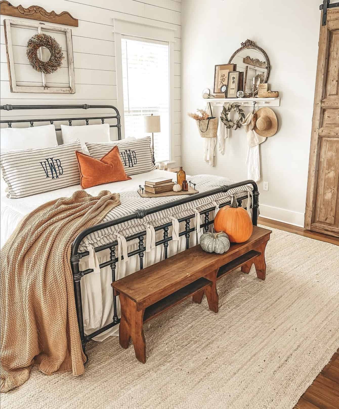 bedroom-withcozy-fall-home-decor