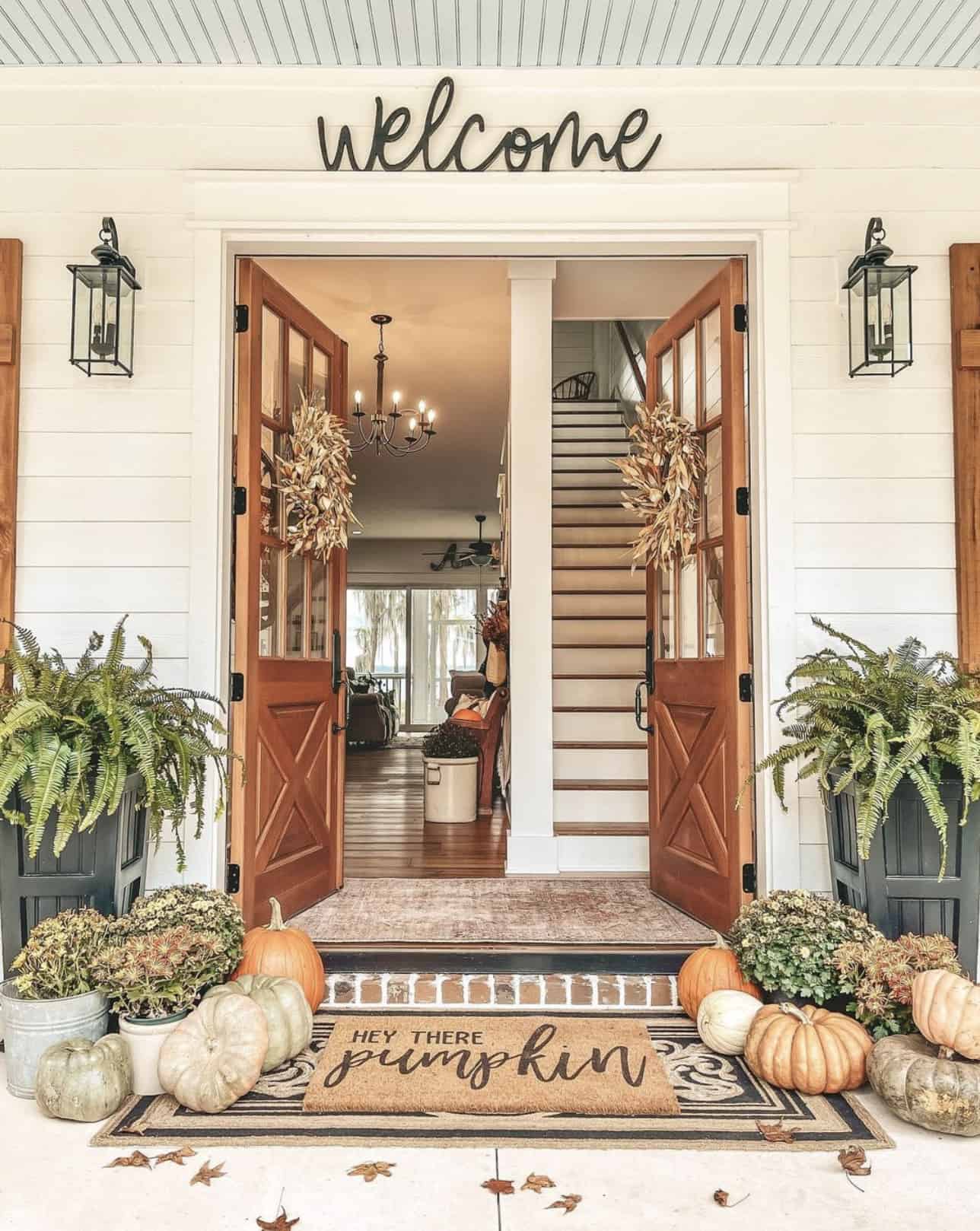 welcoming-front-porch-decorated-with-fall-decor