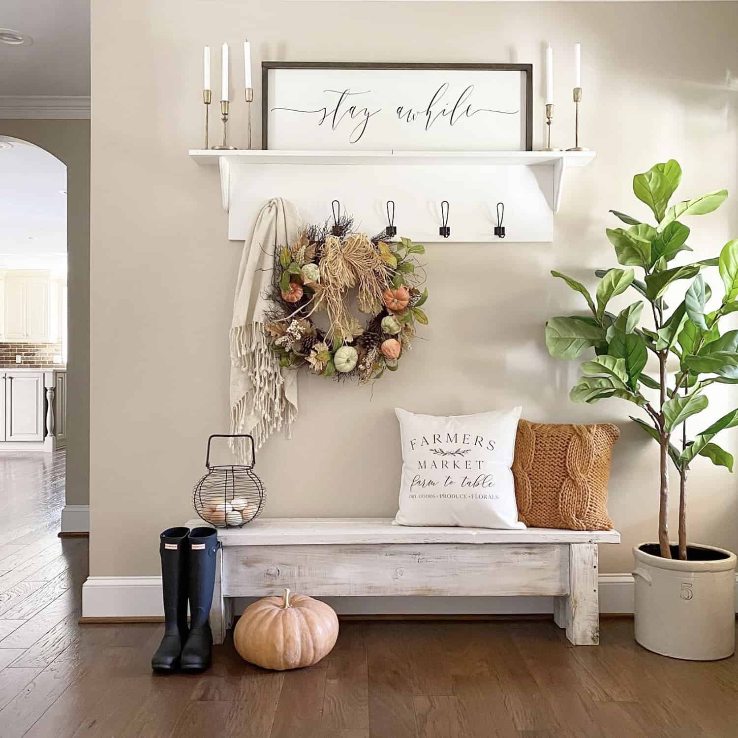 welcoming-front-entryway-with-fall-decor