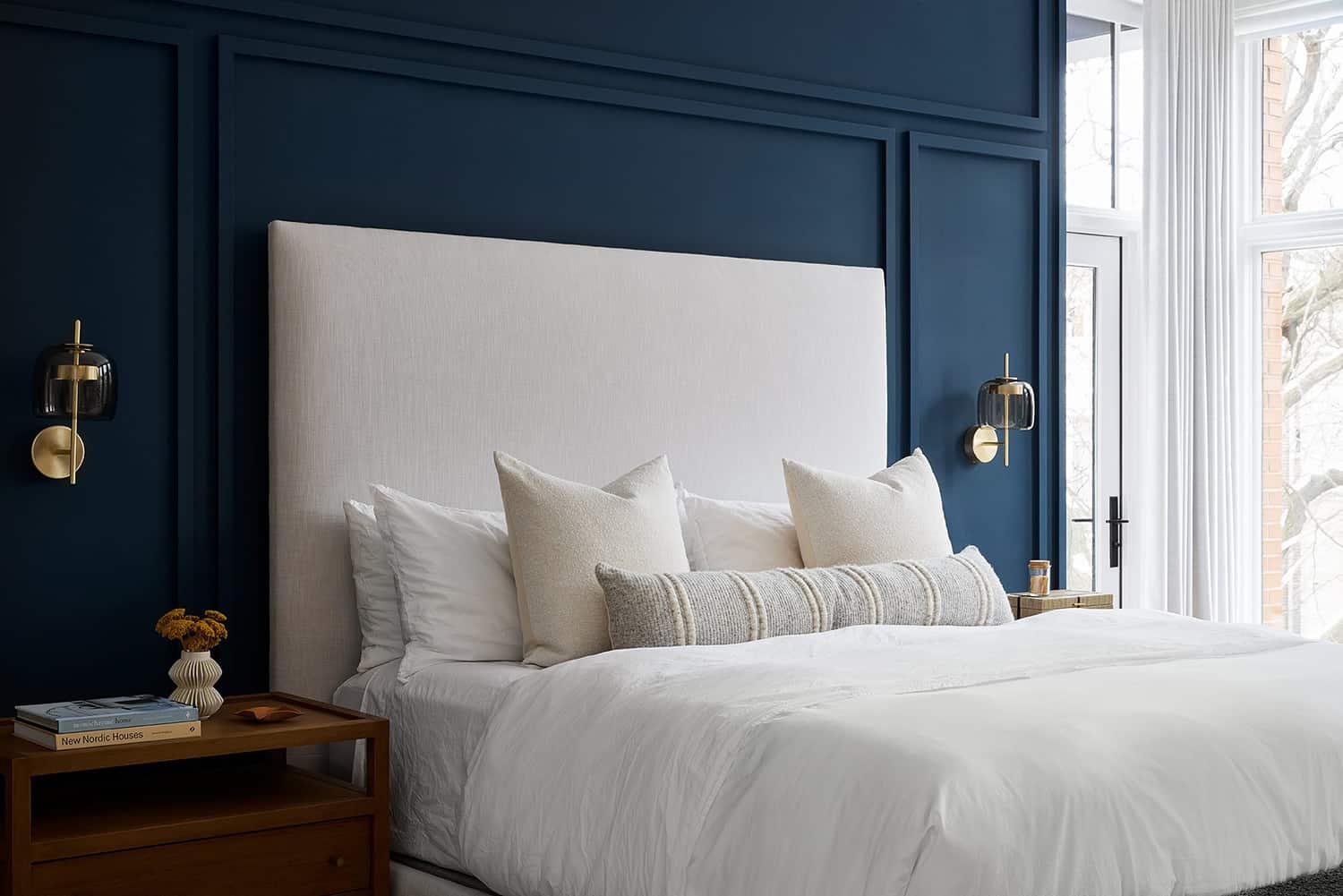 contemporary-bedroom-with-blue-accent-wall