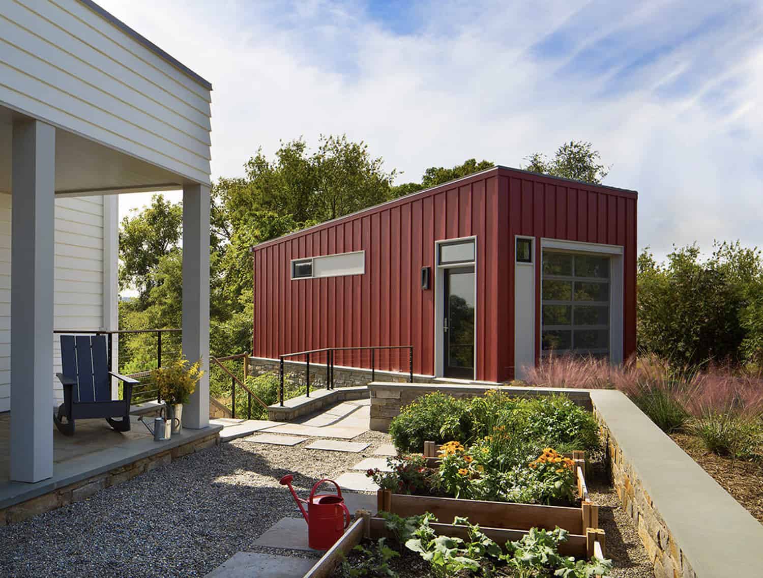 modern-farmhouse-exterior-and-red-barn-garage