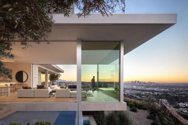 featured posts image for Tour this spectacular modern home perched in the Hollywood Hills