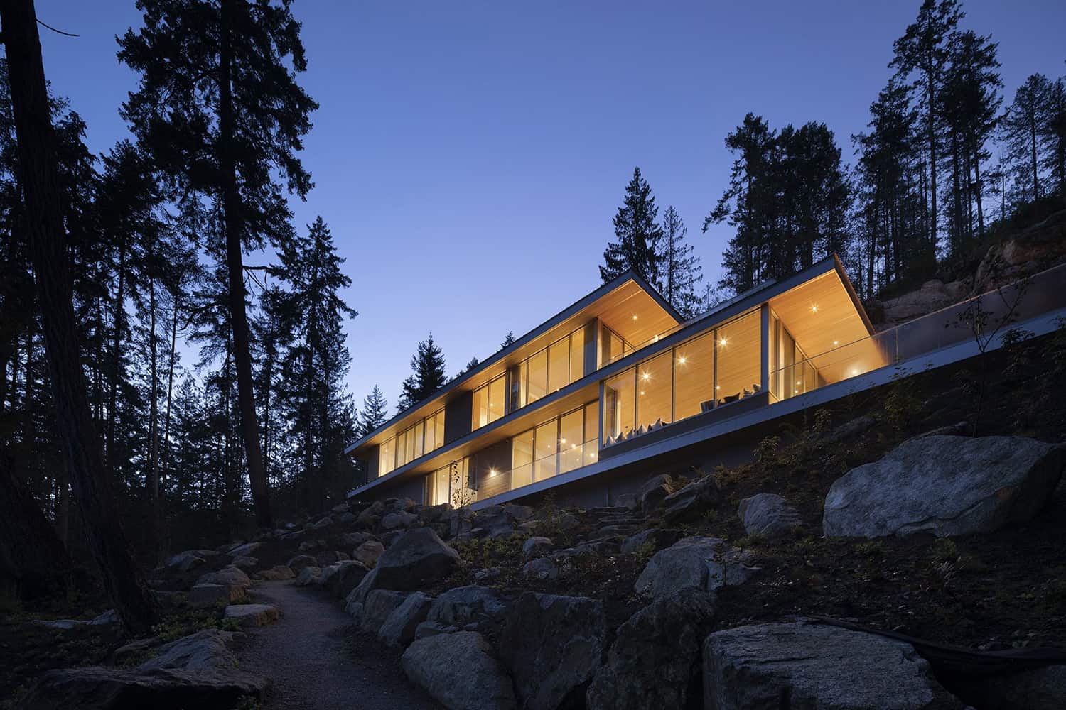 modern-lake-house-exterior-at-dark