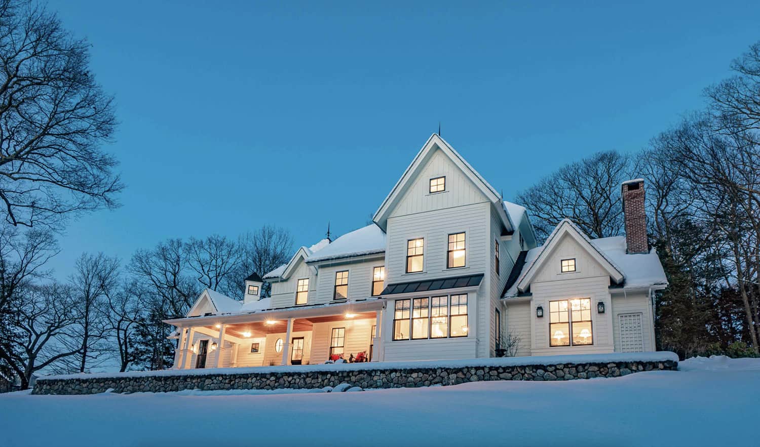 modern-farmhouse-home-exterior-with-snow