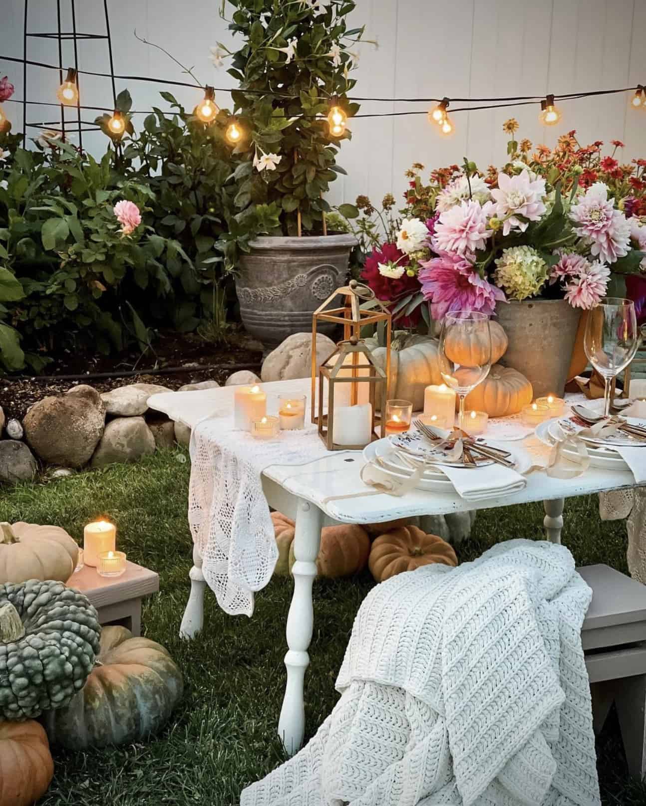 fall-table-decor-outdoors