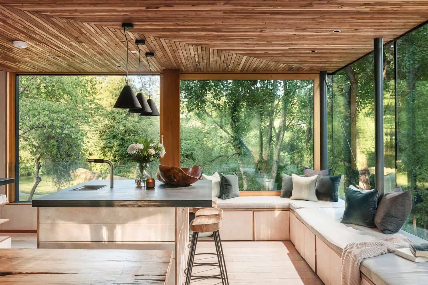 treehouse-inspired-cottage-kitchen-with-a-window-seat
