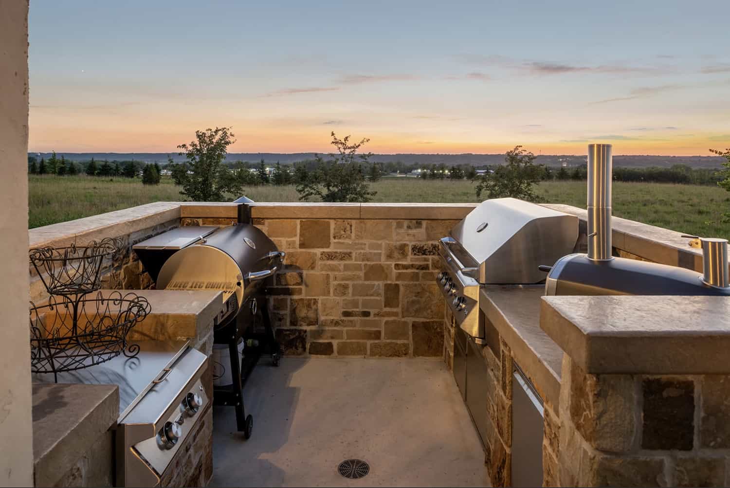 tuscan-lodge-style-home-outdoor-grill