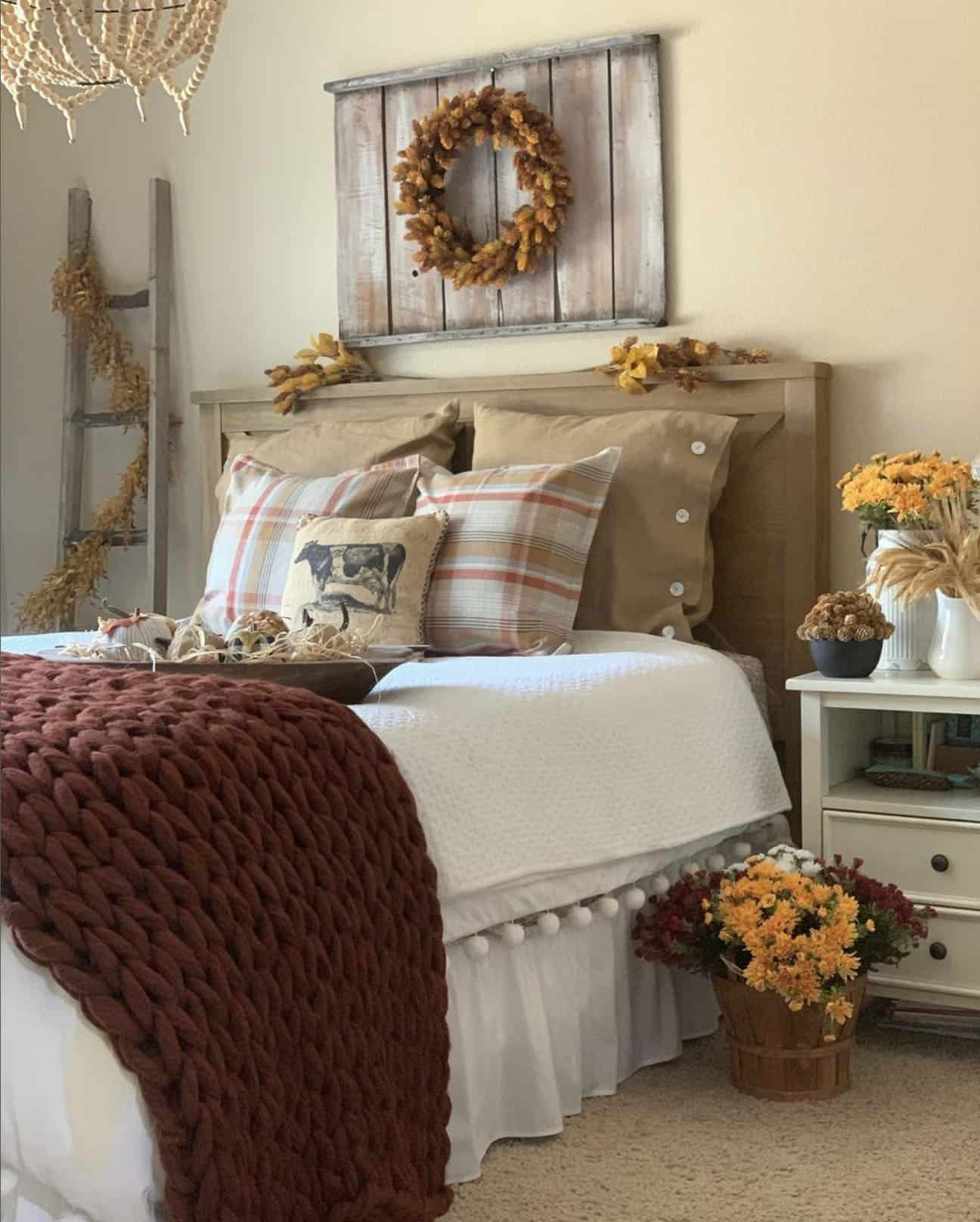 fall-decorated-guest-bedroom