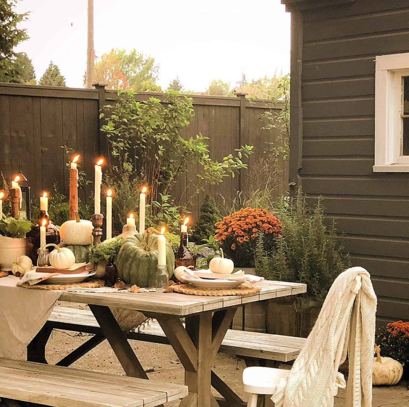 fall-pumpkin-centerpiece-table-decor-outdoors
