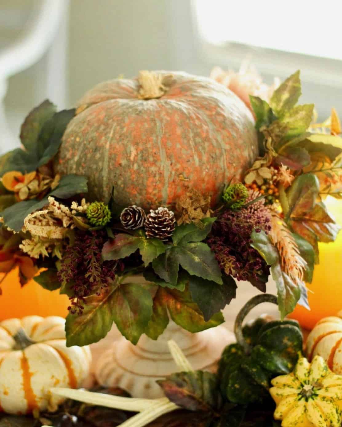 fall-table-pumpkin-centerpiece-on-a-pedestal