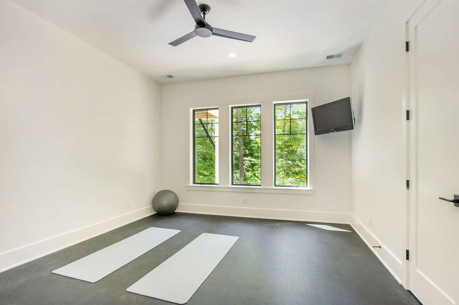 midcentury-modern-yoga-room