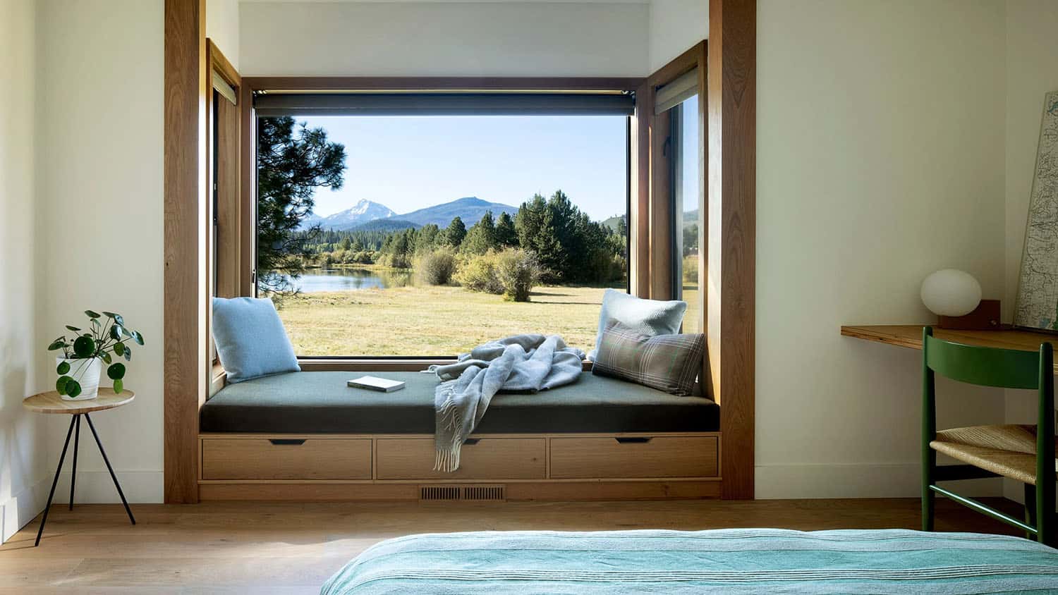 modern-bedroom-with-built-in-window-seat