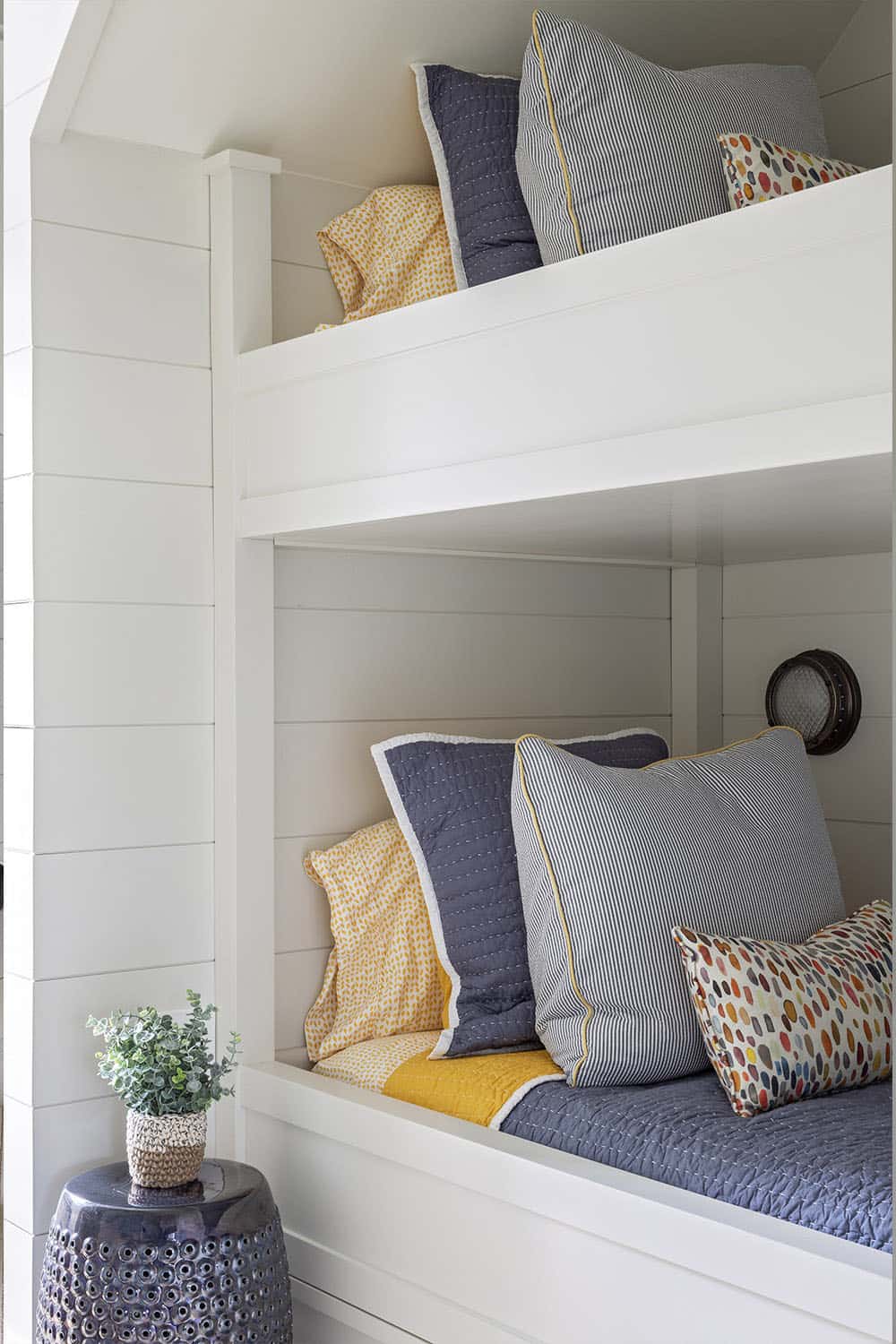 casual-beach-house-bunk-bedroom