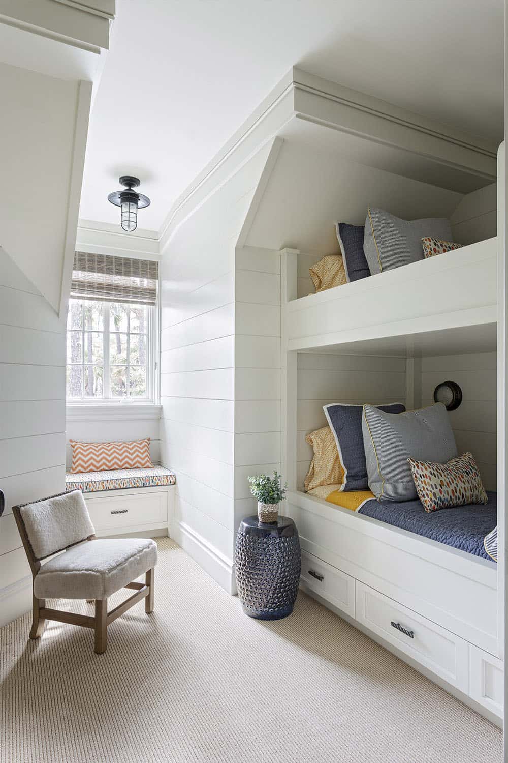 casual-beach-house-bunk-bedroom