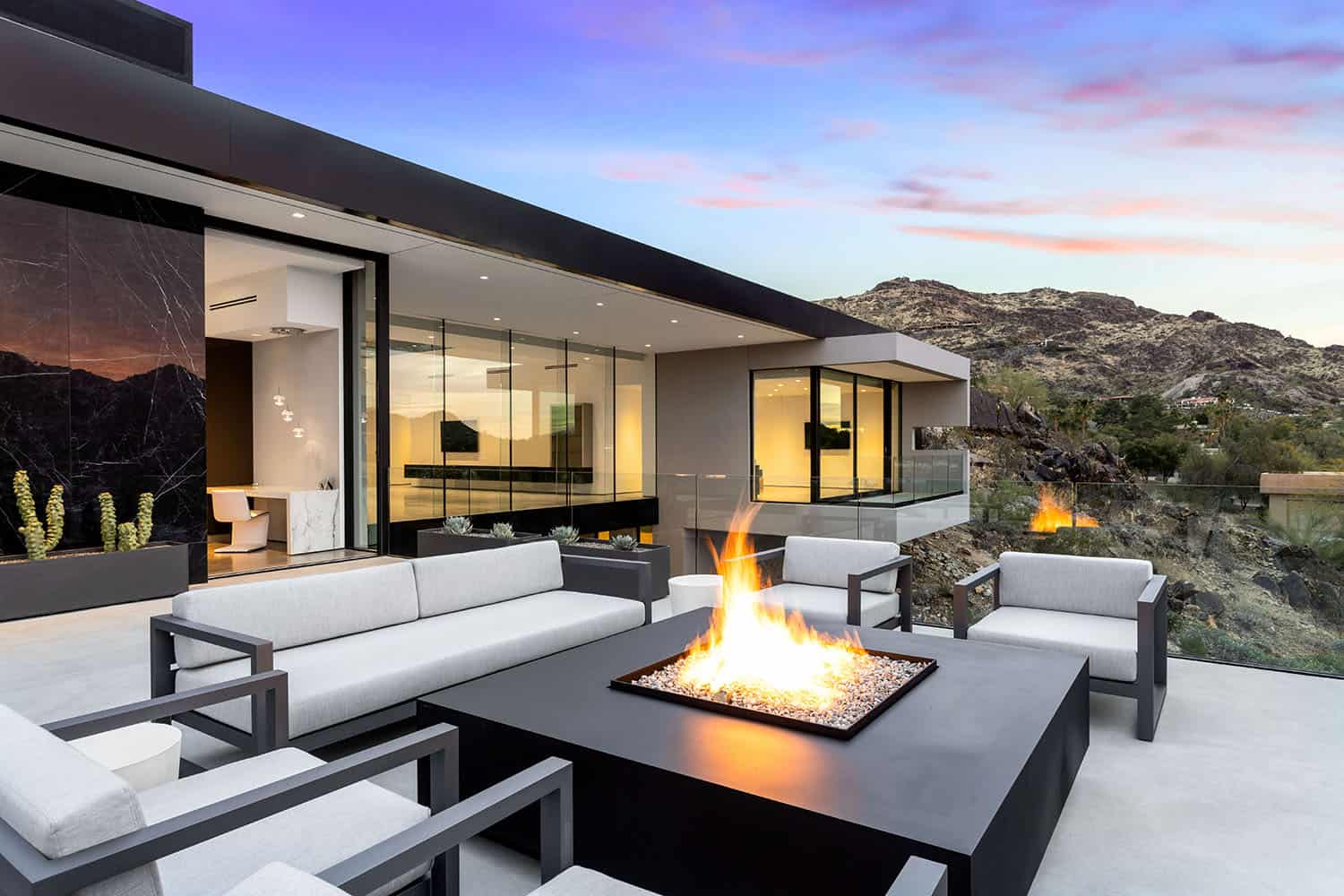 modern-desert-home-patio-with-a-fire-pit