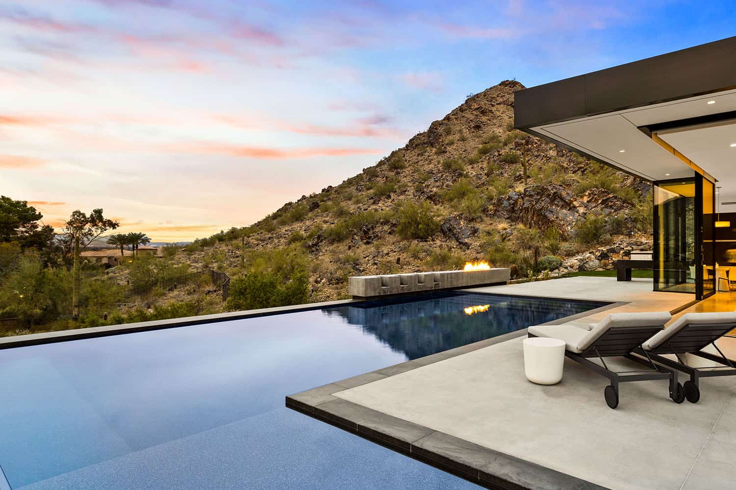 modern-desert-home-patio-with-a-pool