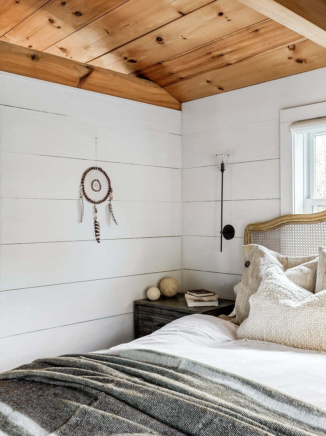modern-farmhouse-guest-bedroom-catskill-mountains