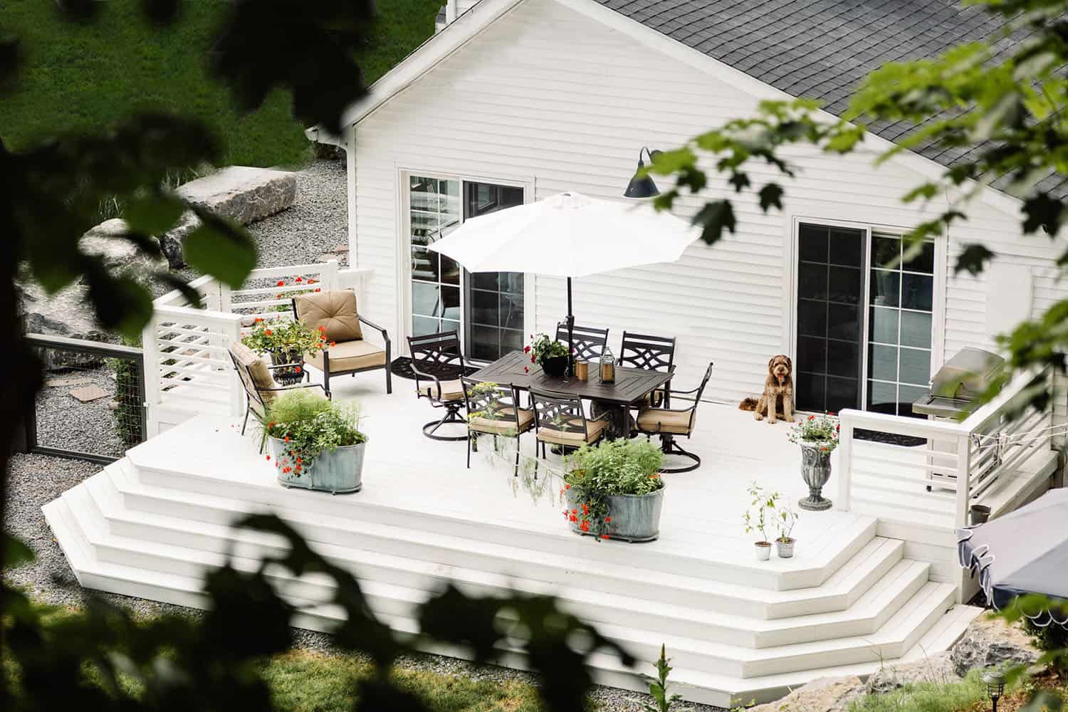 modern-farmhouse-back-deck
