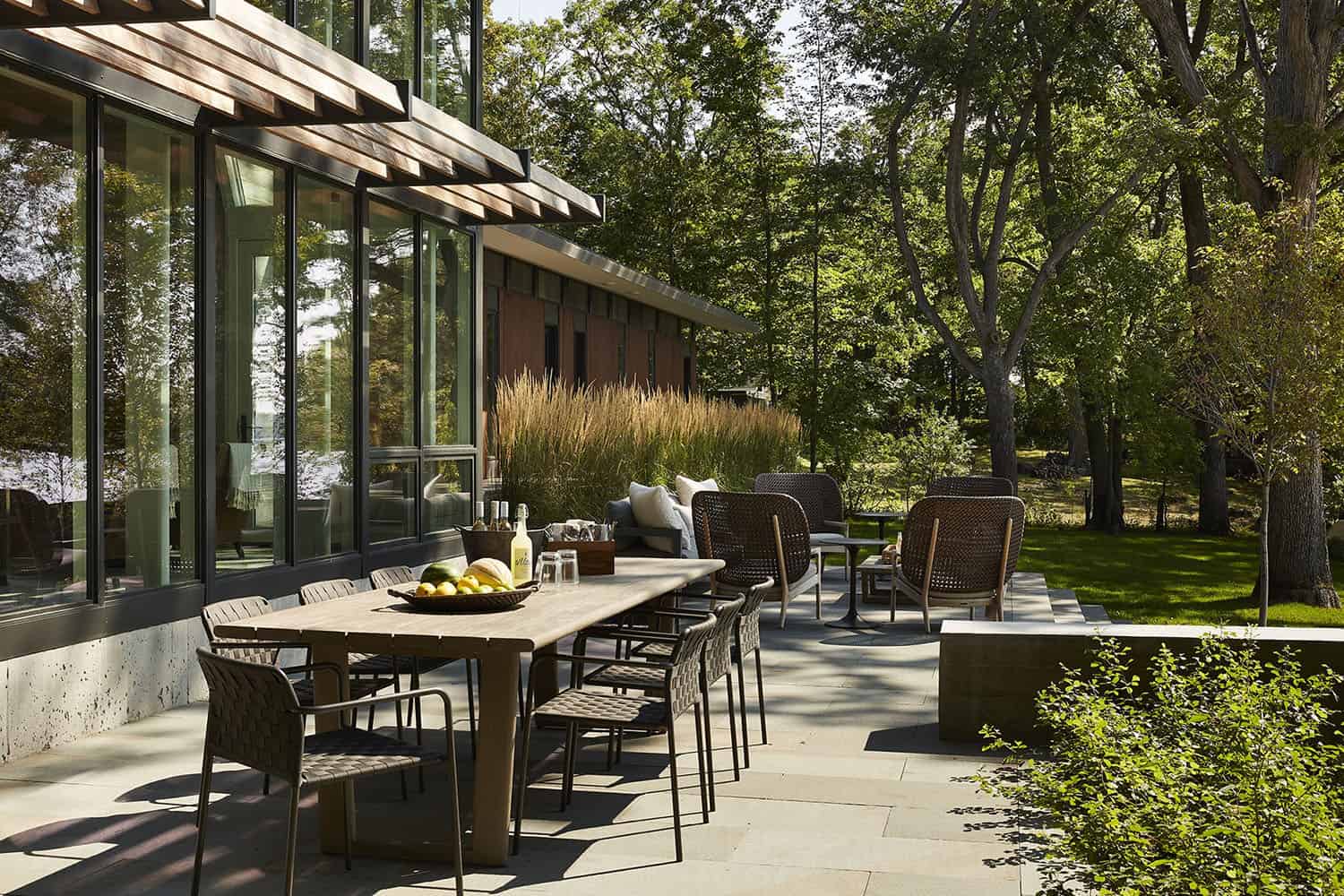 modern-lake-house-patio
