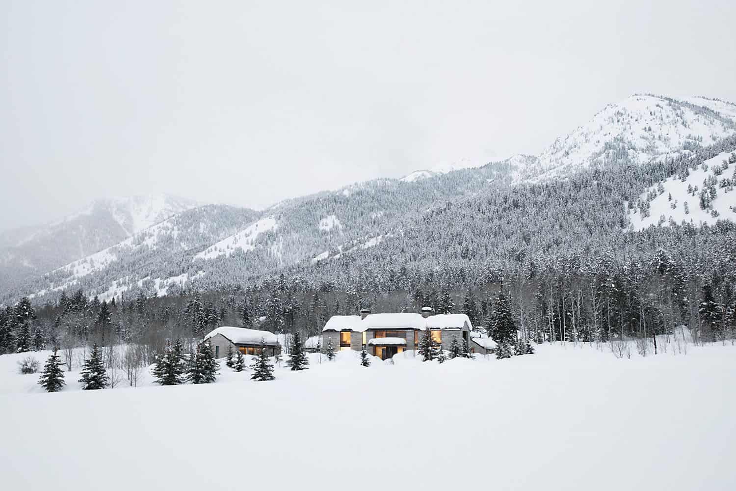 teton-mountain-modern-retreat-exterior-in-the-snow