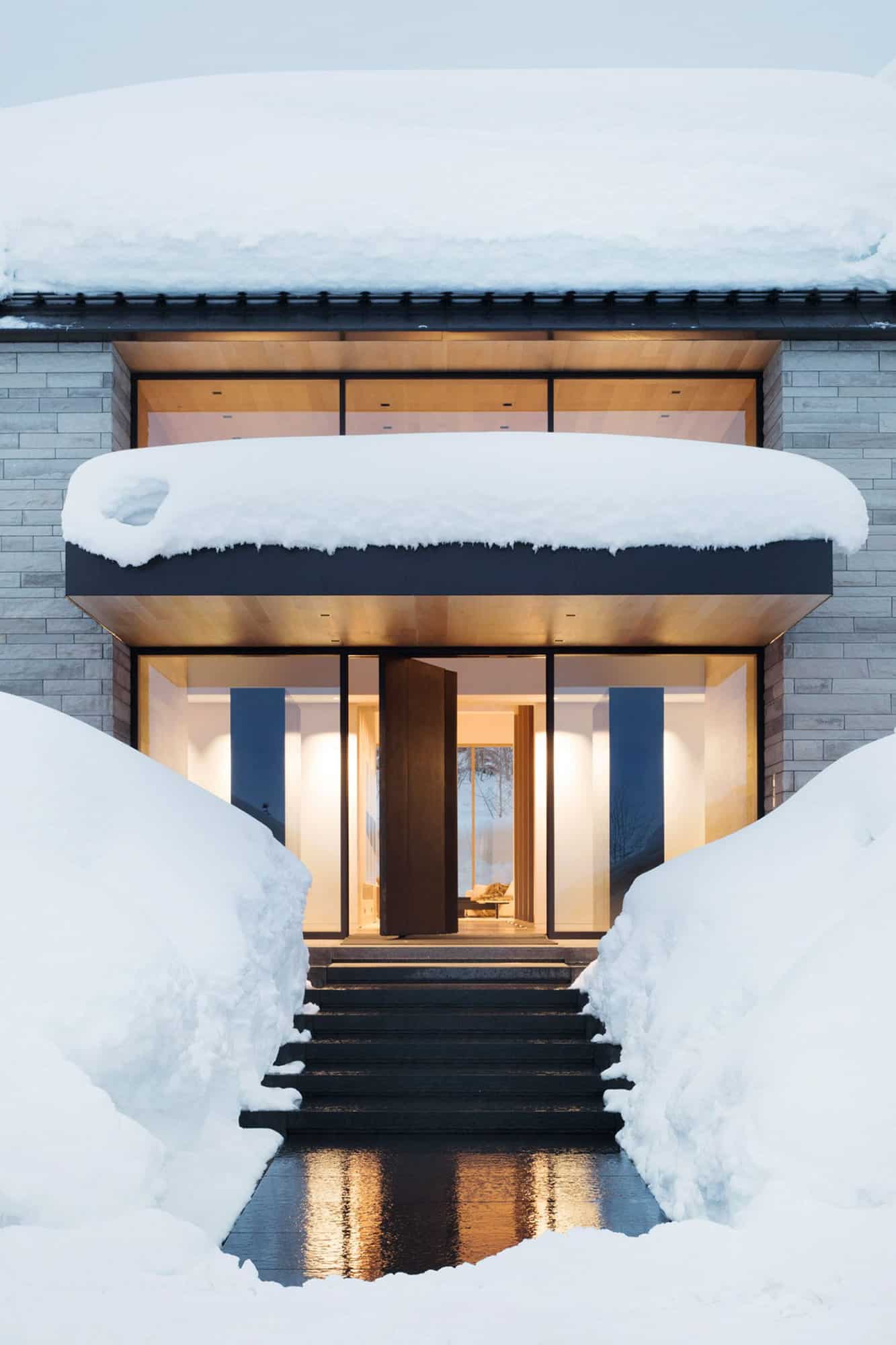 teton-mountain-modern-retreat-entry-in-the-snow