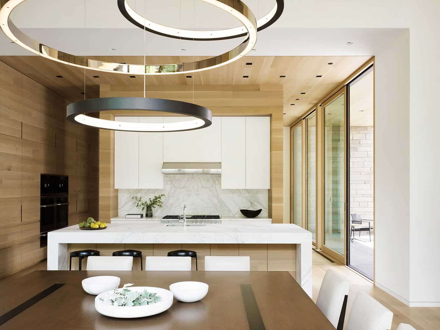 modern-dining-room-looking-into-the-kitchen