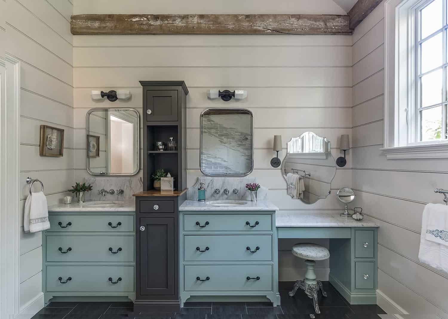 classic-new-england-farmhouse-bathroom