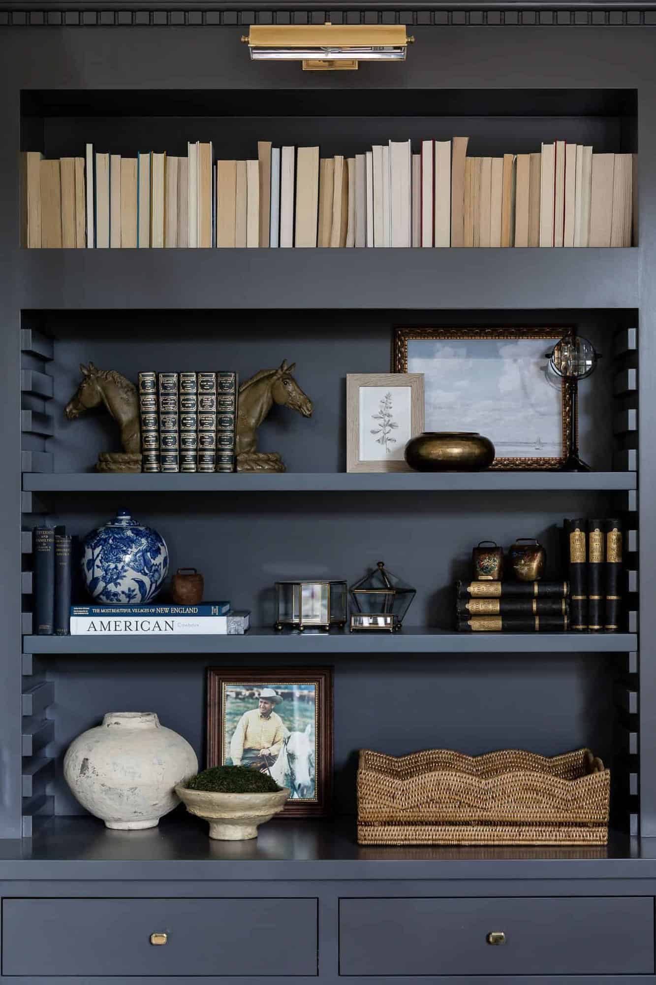 traditional-style-bookshelf