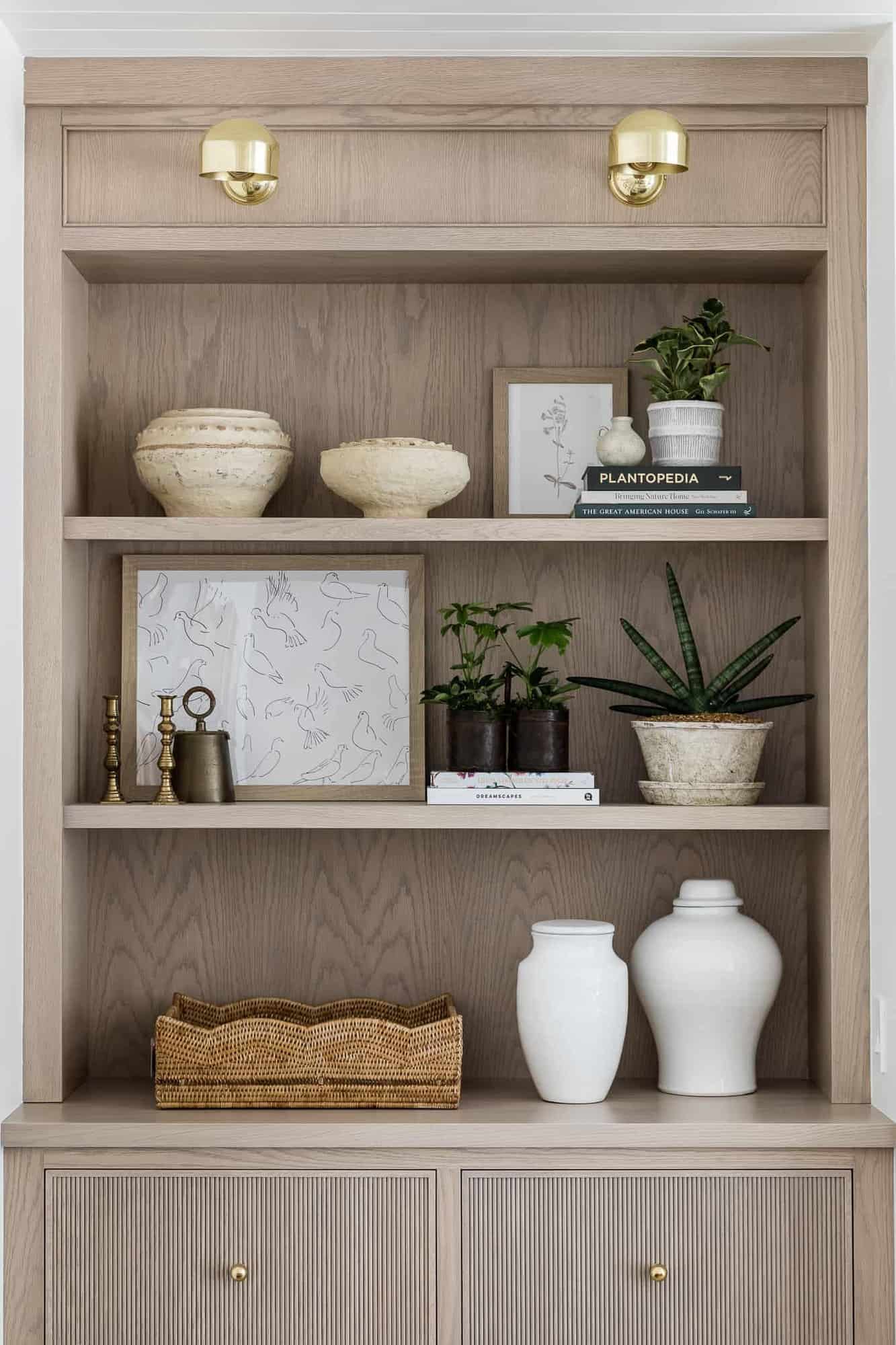 traditional-style-family-room-bookshelf