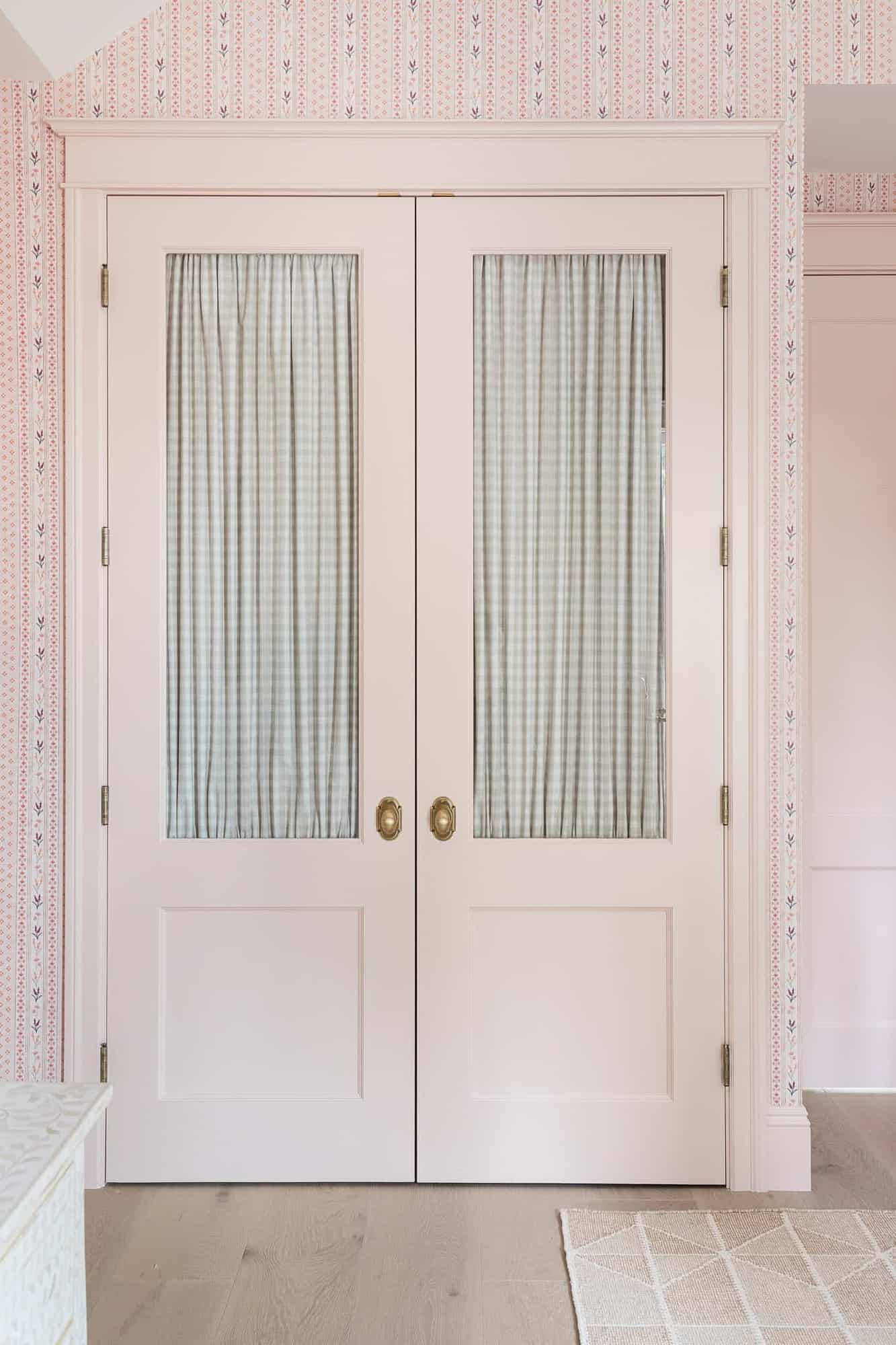 traditional-style-bedroom-closet-doors