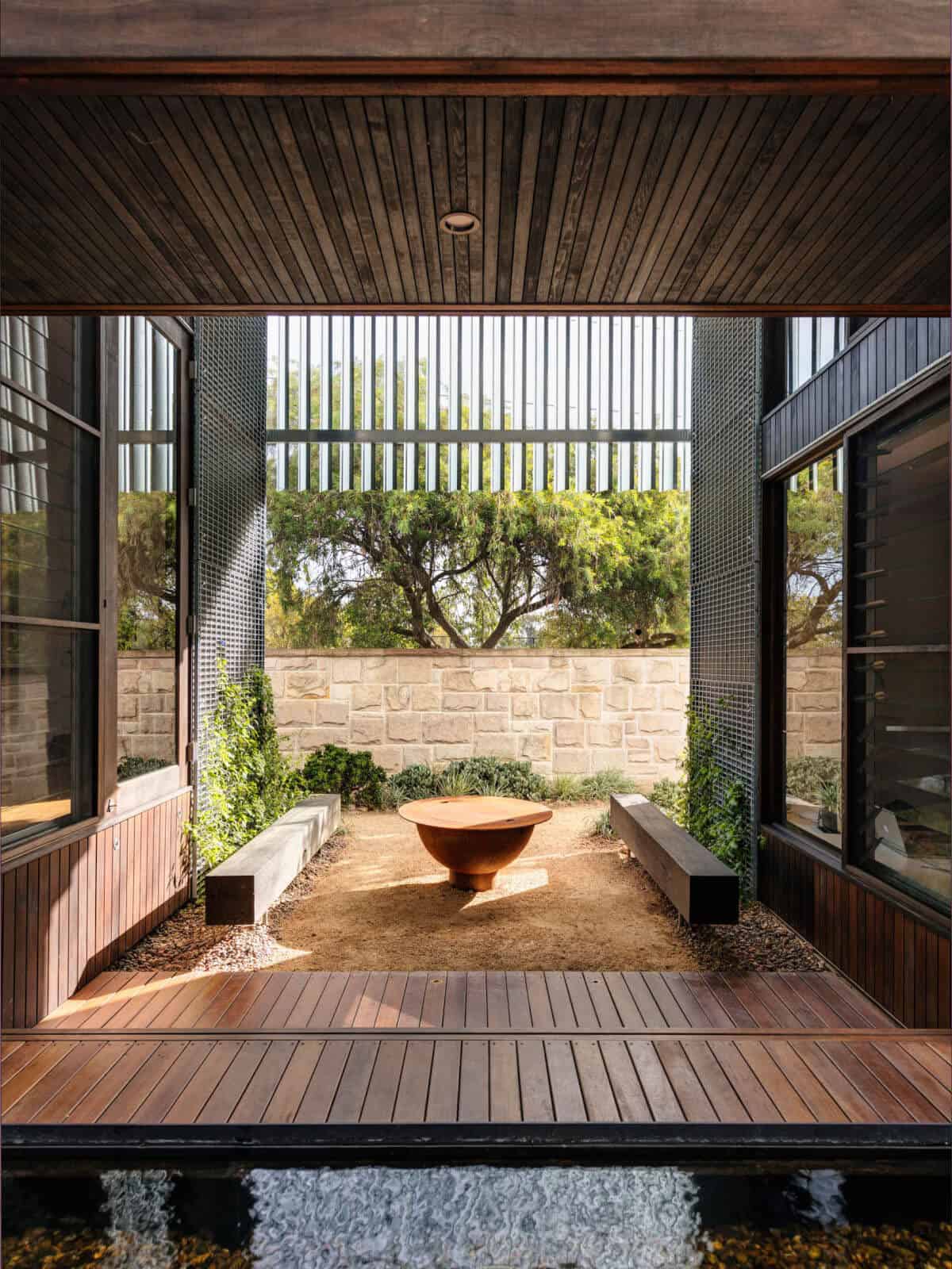 modern-house-covered-patio