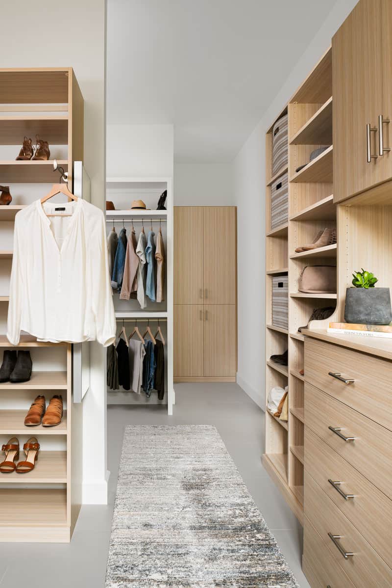 contemporary-bedroom-closet